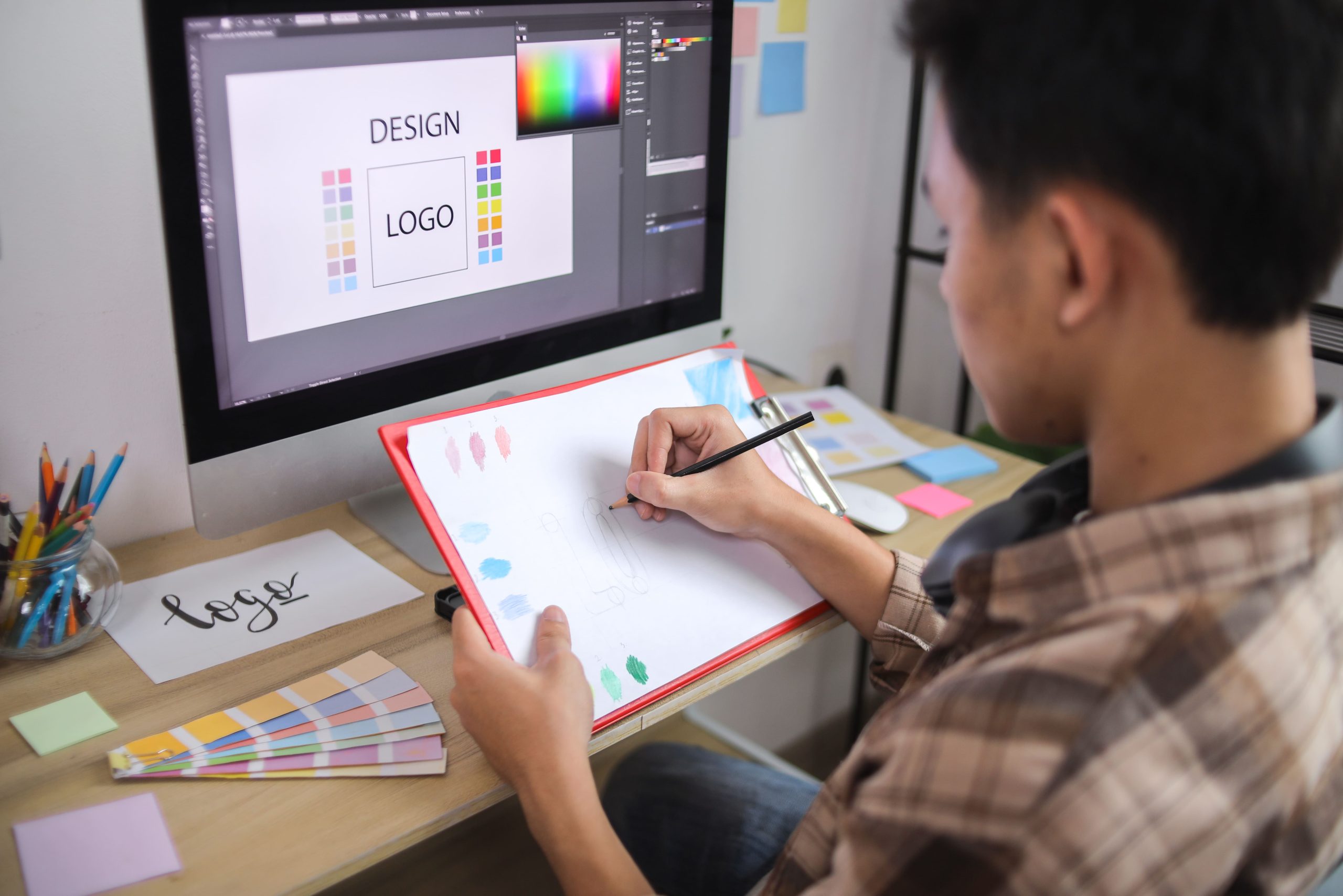 Estudiante desarrollando un proyecto de diseño en ZAITEX
